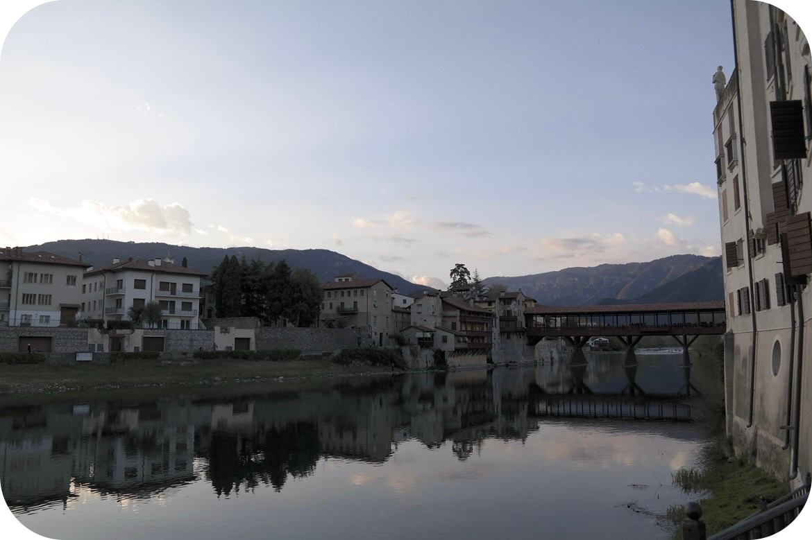 Displayed picture, floating right